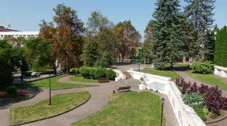 Благоустроенная территория санатория Кирова города Кисловодска