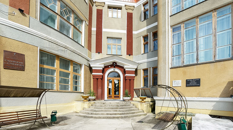 Центральный вход в корпус санатория Кирова в Кисловодске